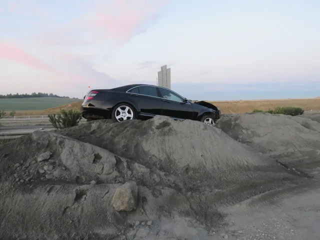 FOTO: Cizinec příliš věřil na dálnici své navigaci, ta ho zavedla na staveniště a do hromady písku