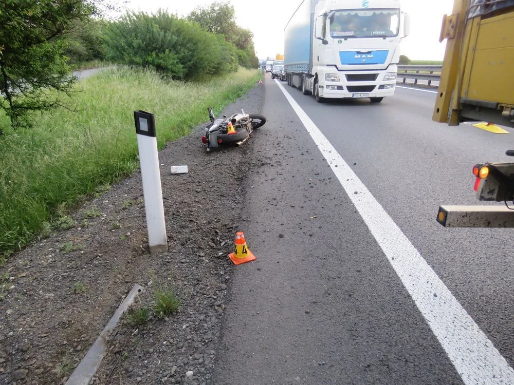 Na dálnici D46 ve směru na Olomouc havaroval ráno motorkář, v místě se tvořily kolony