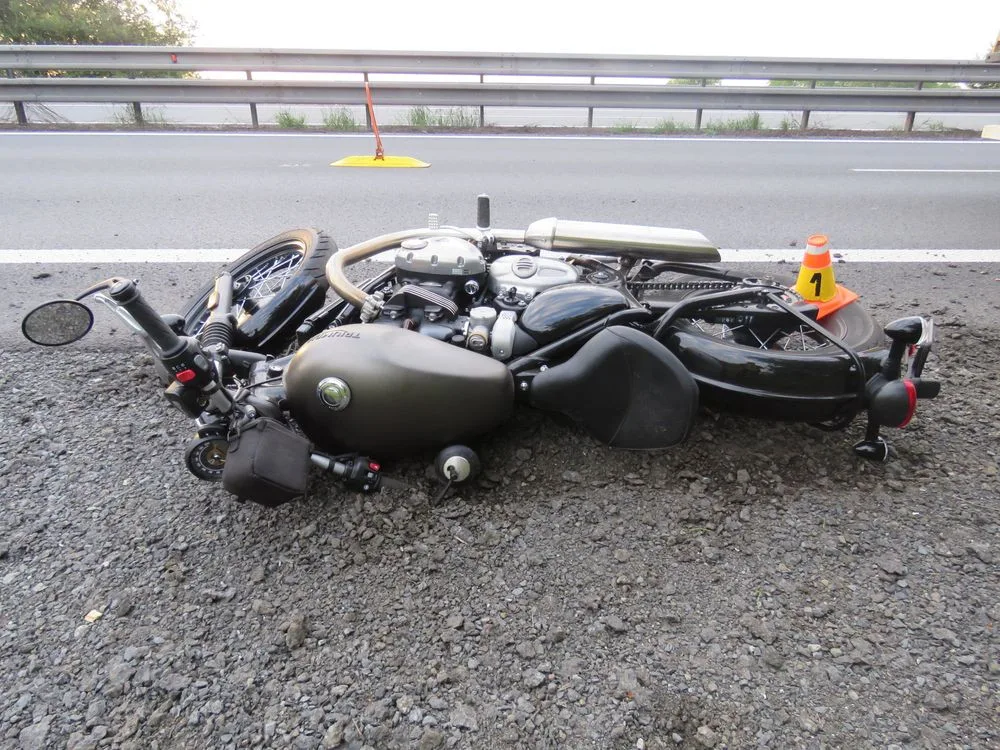 Na dálnici D46 ve směru na Olomouc havaroval ráno motorkář, v místě se tvořily kolony