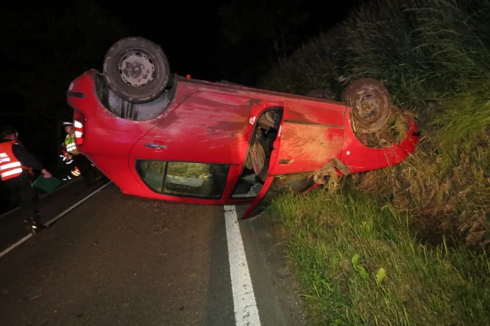 Opilá řidička převrátila svoje auto na střechu. Zraněné ženě pomohli z vozu lidé z projíždějícího auta