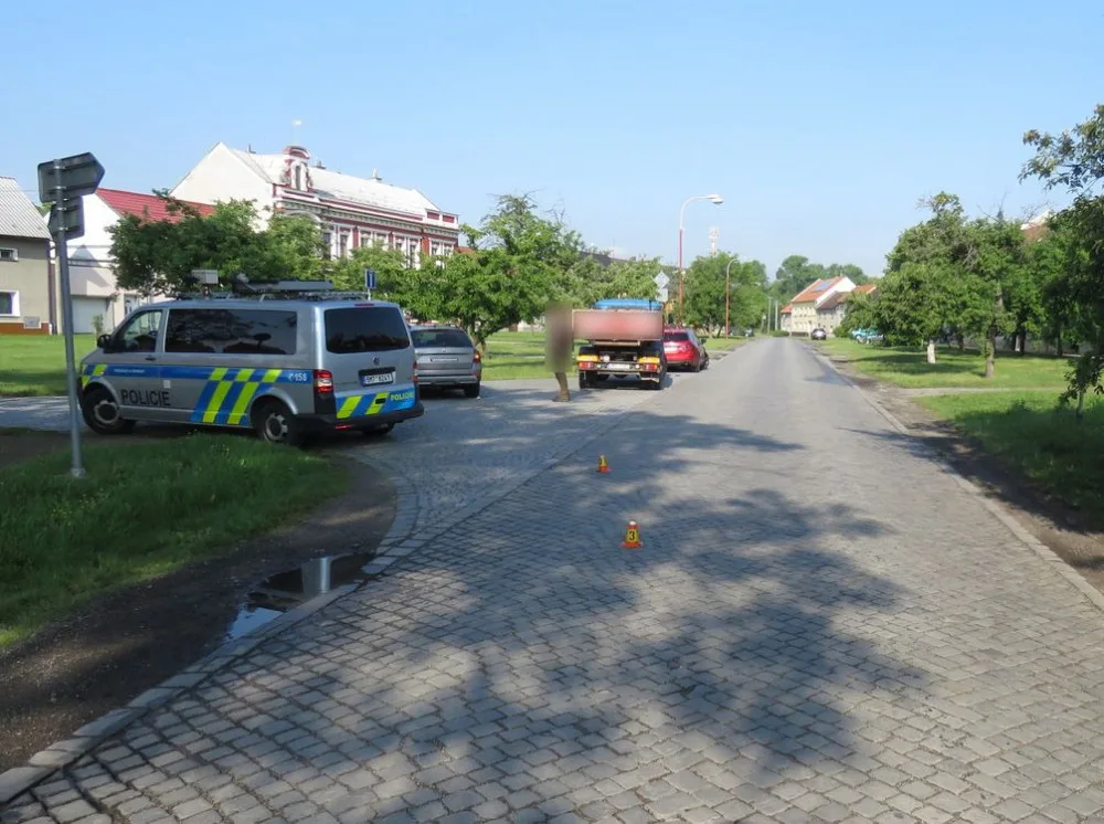 Avie se při odbočování střetla s osobním autem, které ji začalo předjíždět