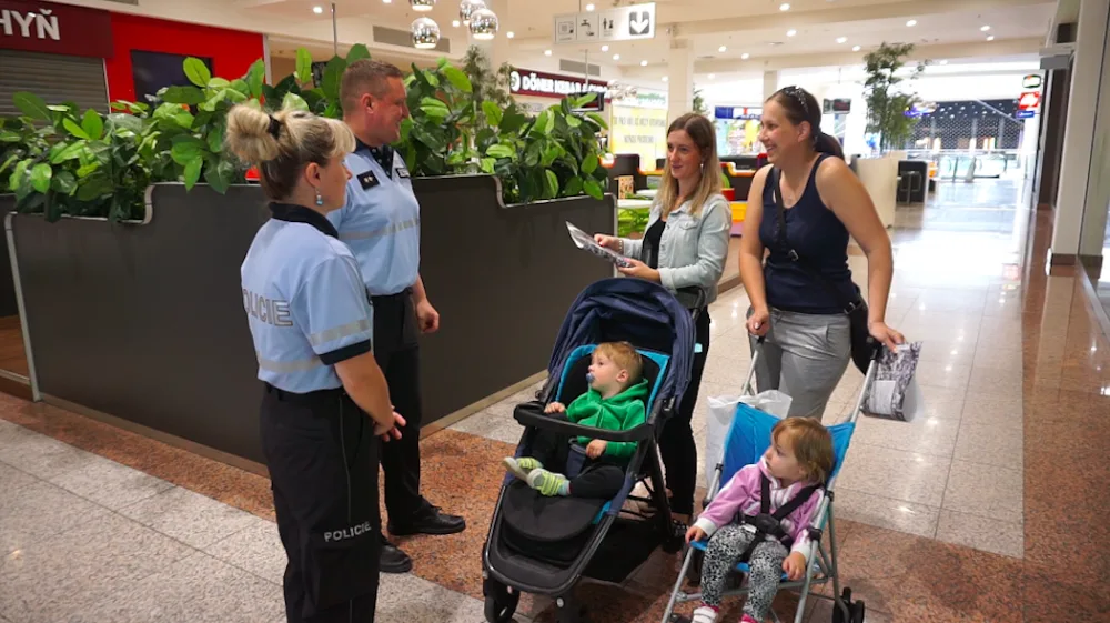 Policisté si na Pomněnkový den s lidmi v Olomouci připomínali pohřešované děti