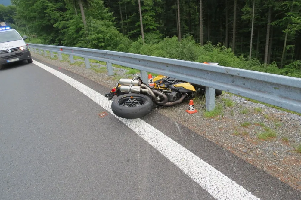 Cesty Červenohorského sedla jsou pro motorkáře prokleté. Další motorkář tam nevybral zatáčku a zranil se