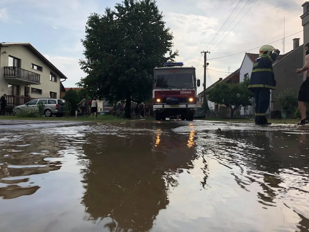 FOTO: Na Olomoucku řádila bouřka s přívalovým deštěm, ve Štarnově zasahovaly tři jednotky hasičů