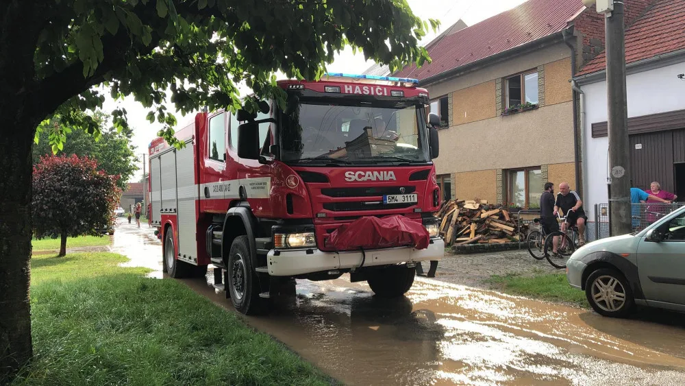 FOTO: Na Olomoucku řádila bouřka s přívalovým deštěm, ve Štarnově zasahovaly tři jednotky hasičů