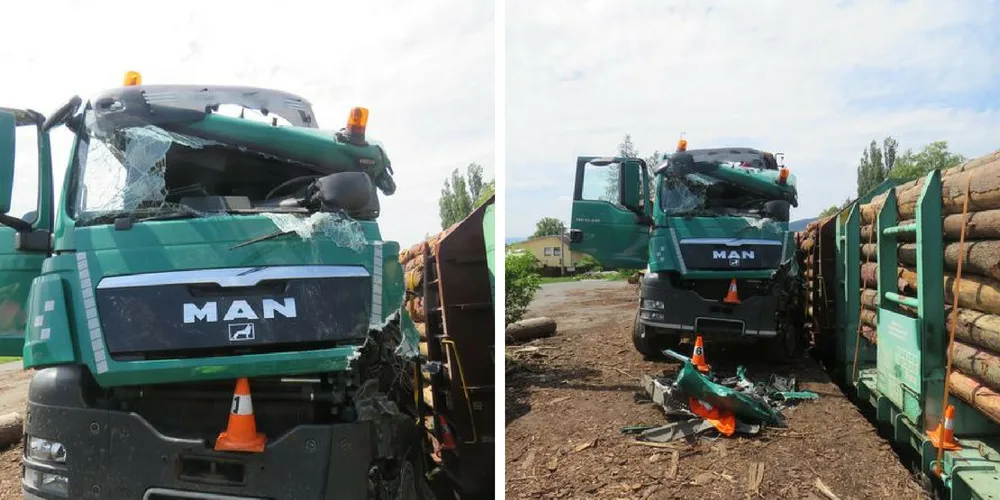 Řidič náklaďáku chtěl přeložit náklad dřeva na vagón, vůz skončil převrácený do kolejiště