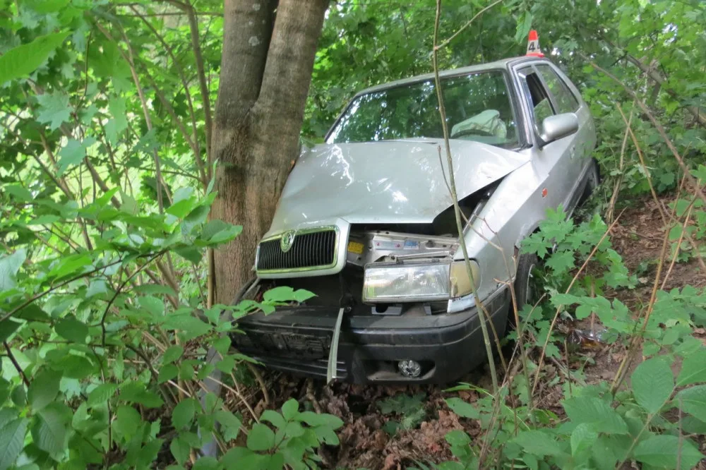 Sedmdesátiletý řidič usedl s únavou za volant svého vozu, nezvládl zatáčku a skončil ve stromě