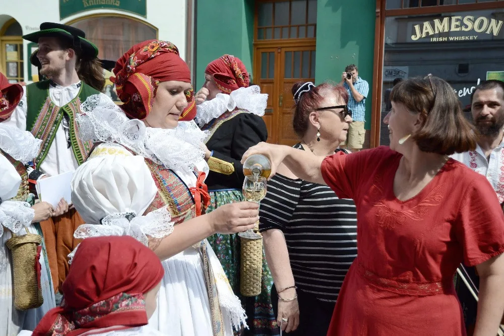 FOTO: Přerovští Hanáci se vypravili do ulic v krojích, zvali na nadcházající víkendový festival
