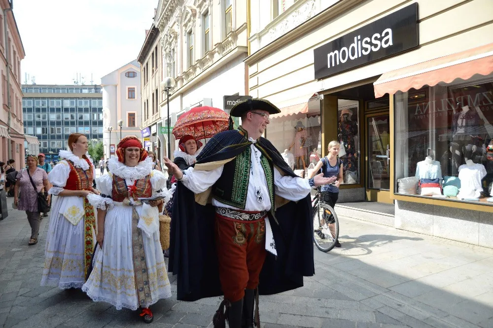 FOTO: Přerovští Hanáci se vypravili do ulic v krojích, zvali na nadcházající víkendový festival