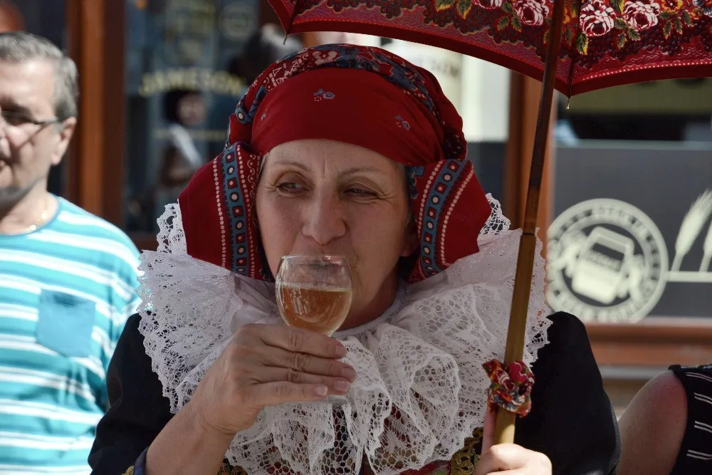FOTO: Přerovští Hanáci se vypravili do ulic v krojích, zvali na nadcházající víkendový festival