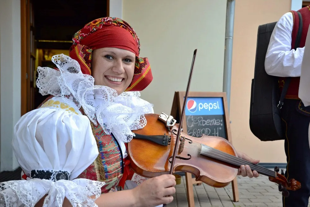 FOTO: Přerovští Hanáci se vypravili do ulic v krojích, zvali na nadcházající víkendový festival