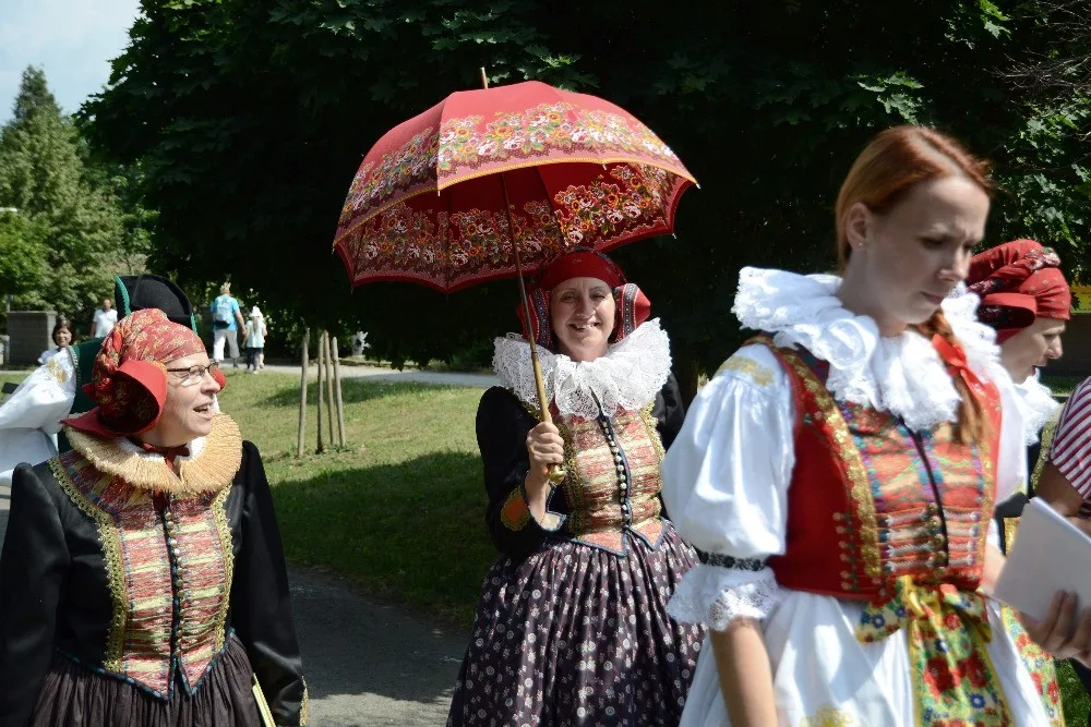 FOTO: Přerovští Hanáci se vypravili do ulic v krojích, zvali na nadcházající víkendový festival
