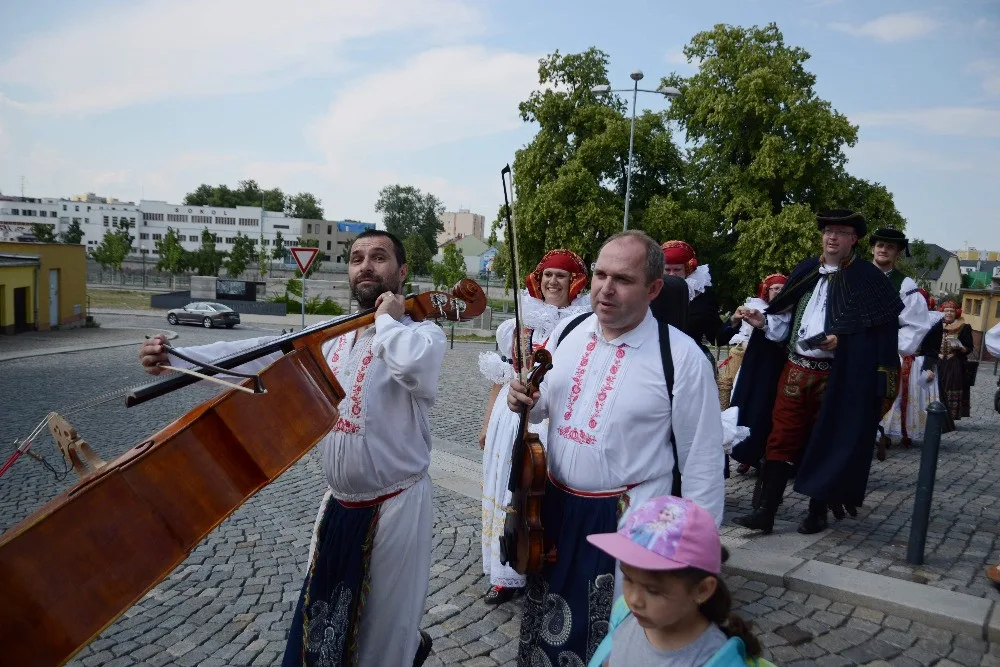 FOTO: Přerovští Hanáci se vypravili do ulic v krojích, zvali na nadcházající víkendový festival
