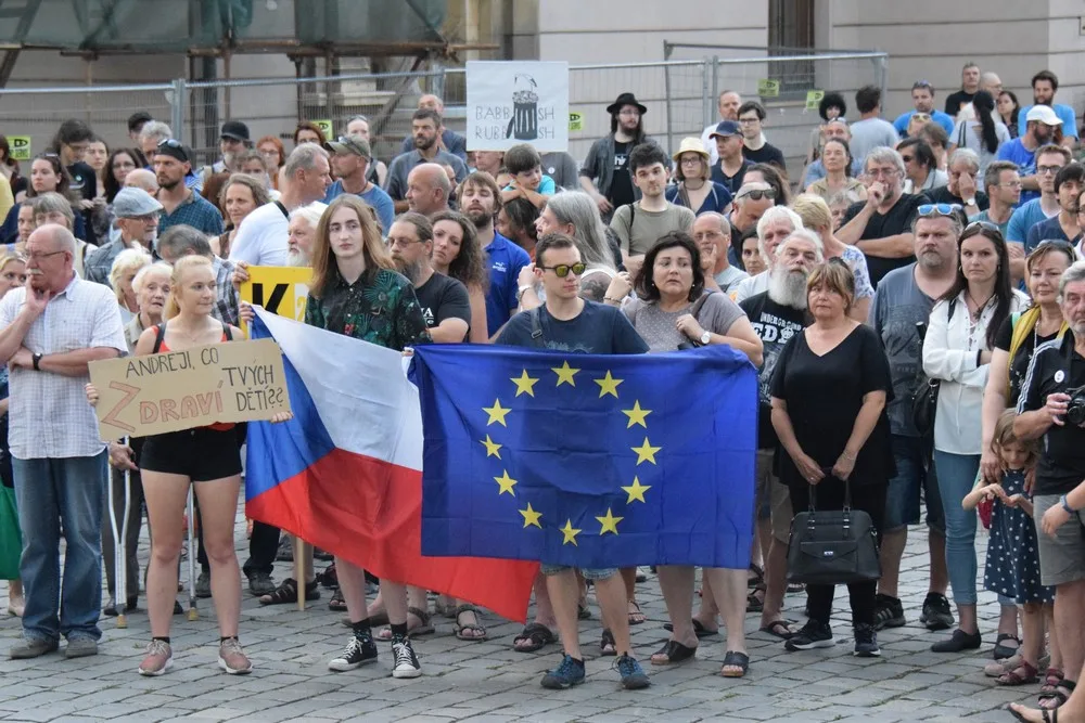 FOTO/VIDEO: Na Horním náměstí se sešli lidé, aby demonstrovali proti vládě Babiše a Zemana