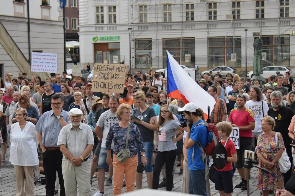 FOTO/VIDEO: Na Horním náměstí se sešli lidé, aby demonstrovali proti vládě Babiše a Zemana