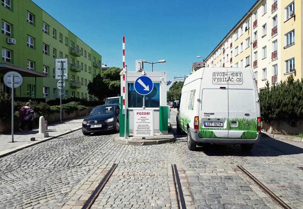 FOTO: V olomoucké fakultce funguje nový vjezdový a parkovací systém