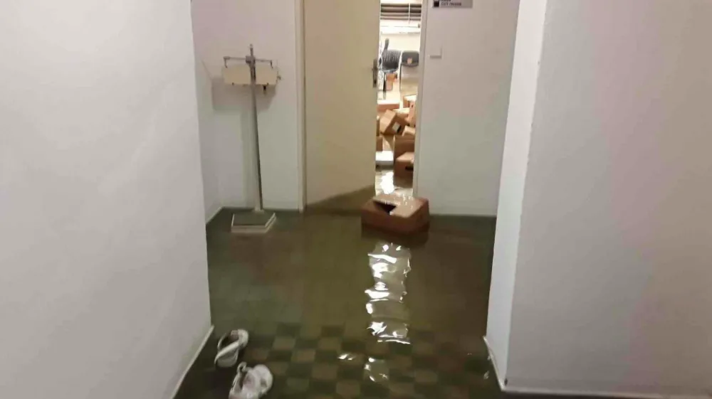 FOTO: Hasiči na severu Moravy vyjížděli kvůli bouřkám. Voda tam zaplavovala sklepy i transfuzní stanici