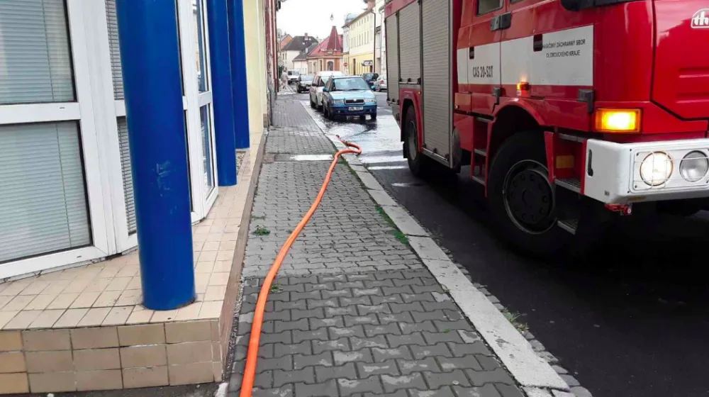 FOTO: Hasiči na severu Moravy vyjížděli kvůli bouřkám. Voda tam zaplavovala sklepy i transfuzní stanici