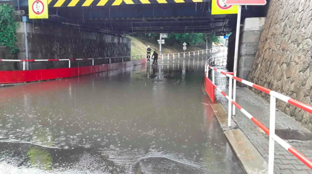 FOTO: Hasiči na severu Moravy vyjížděli kvůli bouřkám. Voda tam zaplavovala sklepy i transfuzní stanici