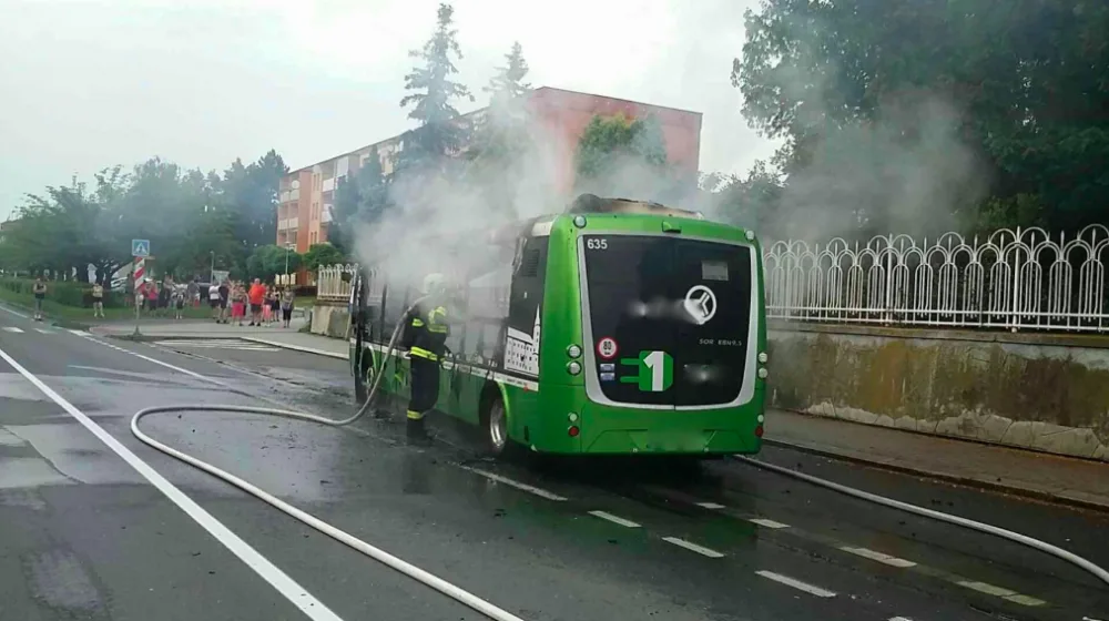 Elektrobus začal hořet přímo při jízdě, poté ho pohltily plameny. Škoda je 10 milionů korun