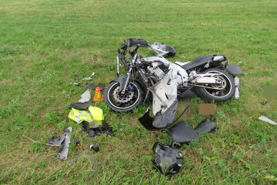 Náklaďák se při předjíždění střetl s motorkářem, který se při kolizi zranil