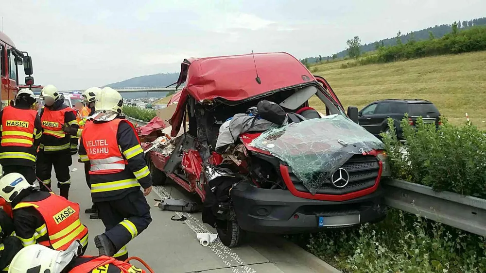 FOTO: Dodávka narazila do vozidla silničářů, zraněného řidiče museli vyprostit hasiči