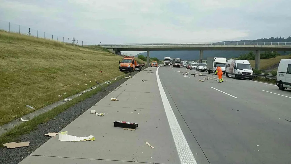 FOTO: Dodávka narazila do vozidla silničářů, zraněného řidiče museli vyprostit hasiči