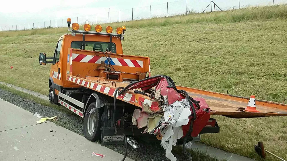 FOTO: Dodávka narazila do vozidla silničářů, zraněného řidiče museli vyprostit hasiči