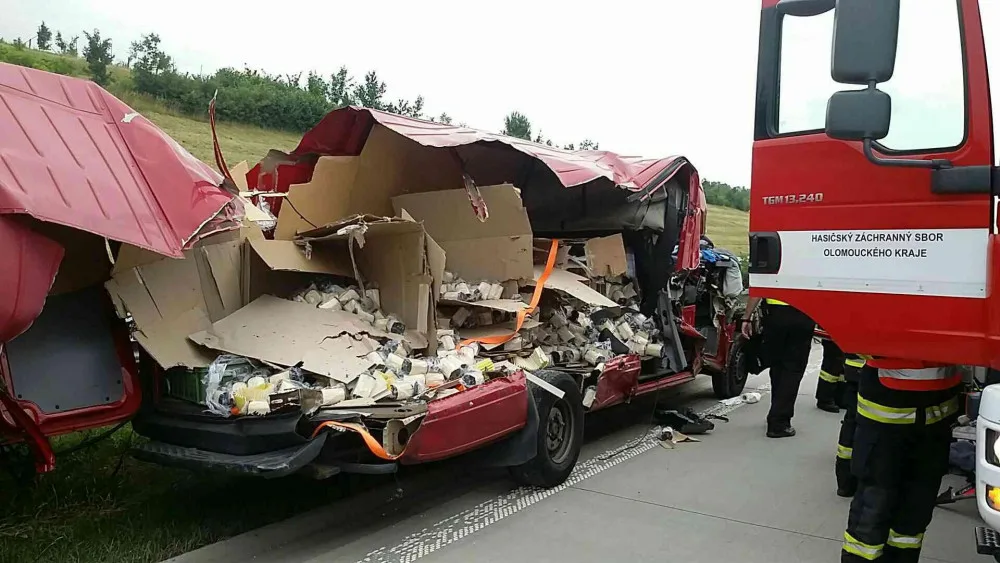 FOTO: Dodávka narazila do vozidla silničářů, zraněného řidiče museli vyprostit hasiči