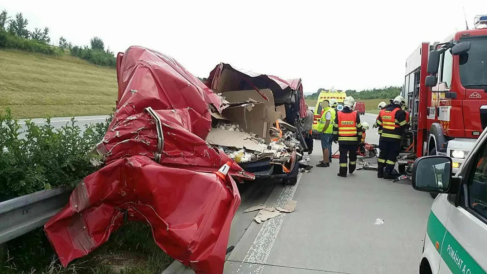 FOTO: Dodávka narazila do vozidla silničářů, zraněného řidiče museli vyprostit hasiči
