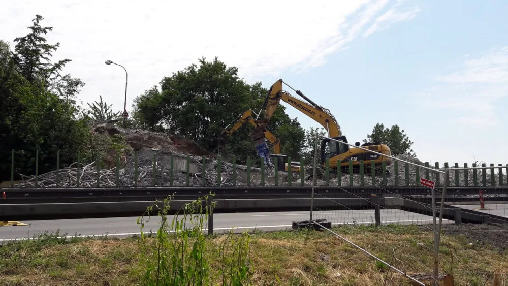 FOTO/VIDEO: Na dálnici u Olšan byl zbourán most, uzavírka dálnice trvala šestnáct hodin