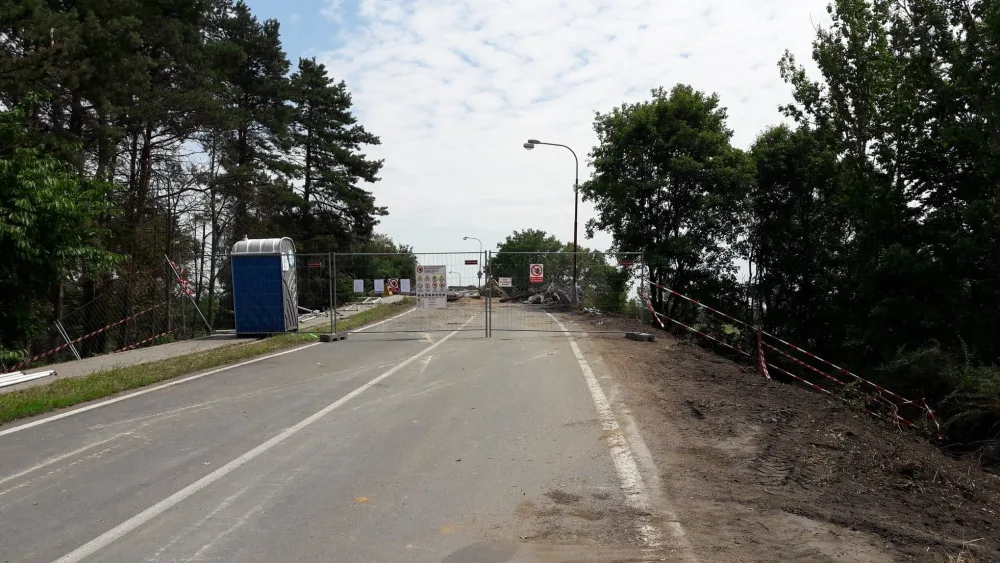 FOTO/VIDEO: Na dálnici u Olšan byl zbourán most, uzavírka dálnice trvala šestnáct hodin