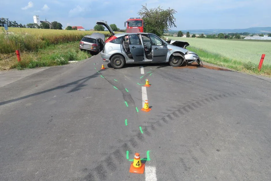 Auto najelo na silnici, kudy projížděl jiný vůz, v něm se zranily dvě ženy