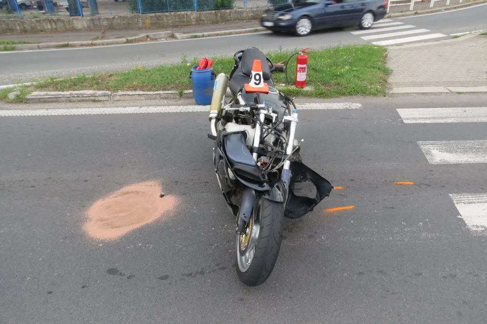 Řidič osobního auta nedal přednost motorkáři, ten skončil v nemocnici
