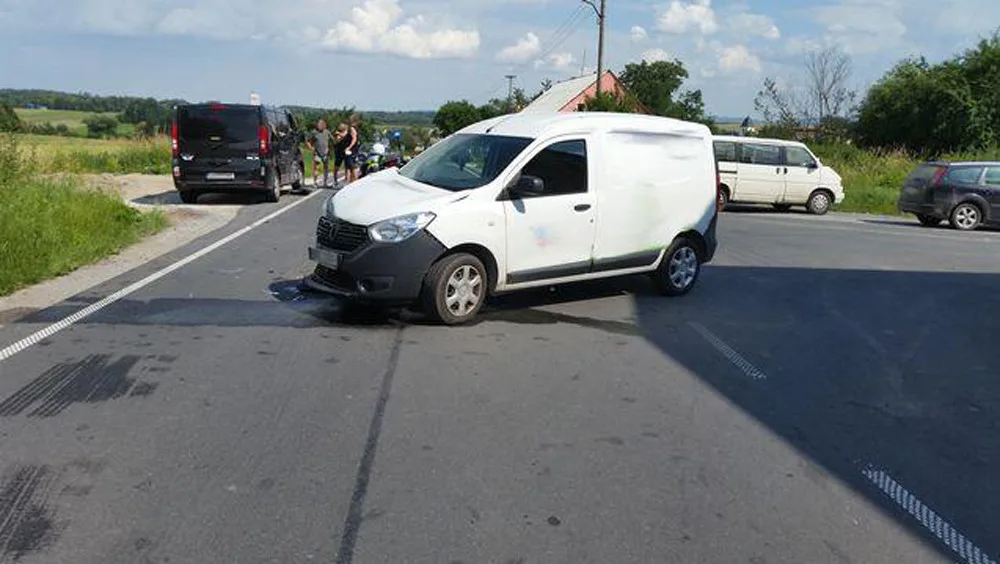 Osmnáctiletý řidič vjel do křižovatky, když po hlavní silnici jelo auto, vznikla škoda za 200 tisíc