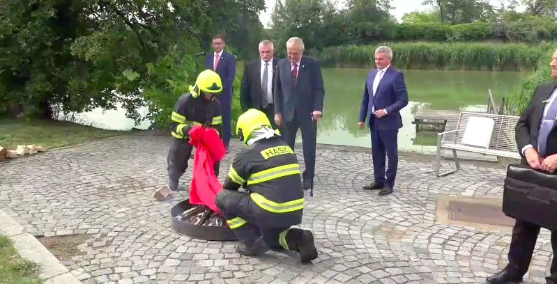 KOMENTÁŘ: O kouřové cloně z trenek a Kohoutovi na čínském smetišti