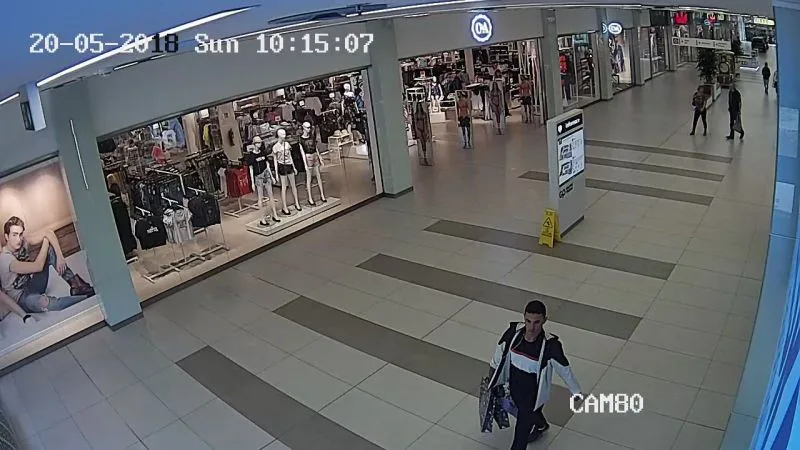 FOTO: Zloděj odstranil na více jak dvaceti kusech oblečení čipy a ukradl je. Policie po něm nyní pátrá