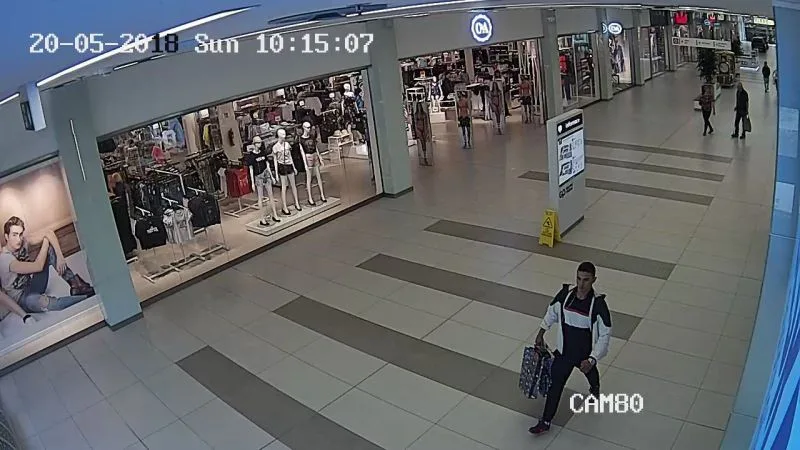 FOTO: Zloděj odstranil na více jak dvaceti kusech oblečení čipy a ukradl je. Policie po něm nyní pátrá