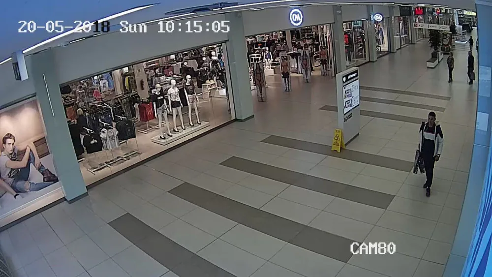FOTO: Zloděj odstranil na více jak dvaceti kusech oblečení čipy a ukradl je. Policie po něm nyní pátrá