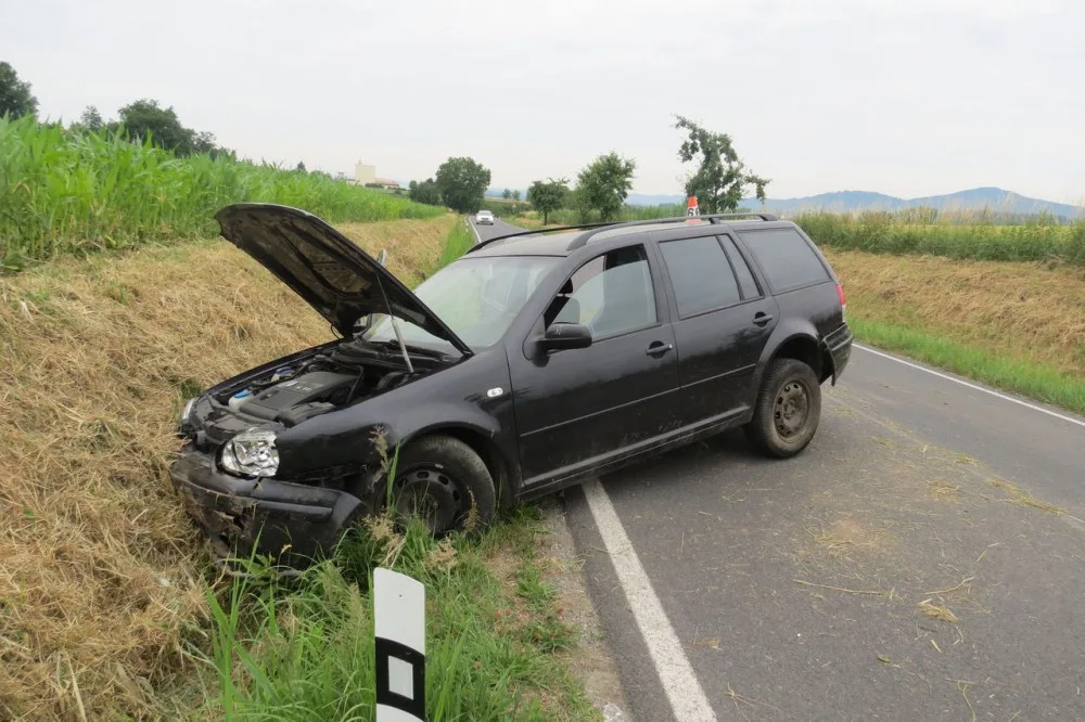 Zkouřený řidič chtěl ujet policejní kontrole, se svým autem ale skončil po smyku mimo silnici