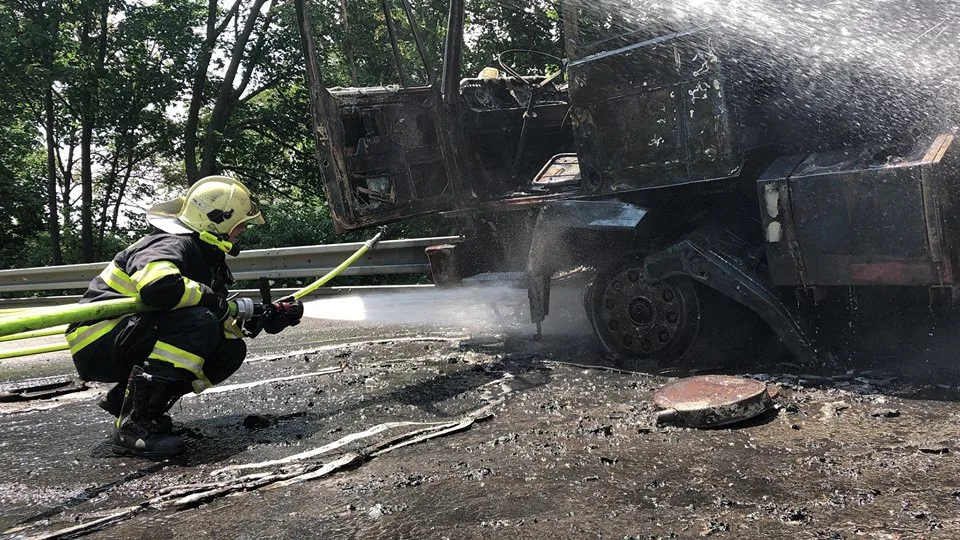 Motorka se čelně střetla s náklaďákem. Náklaďák začal hořet, motorkář zemřel