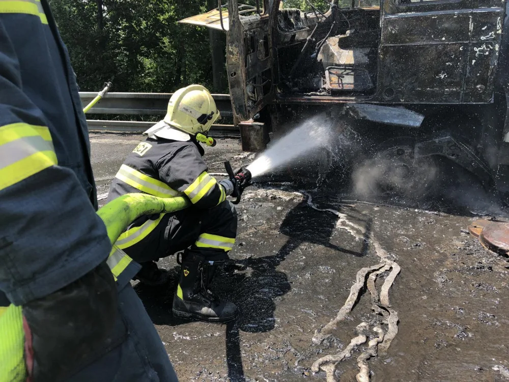 Motorka se čelně střetla s náklaďákem. Náklaďák začal hořet, motorkář zemřel