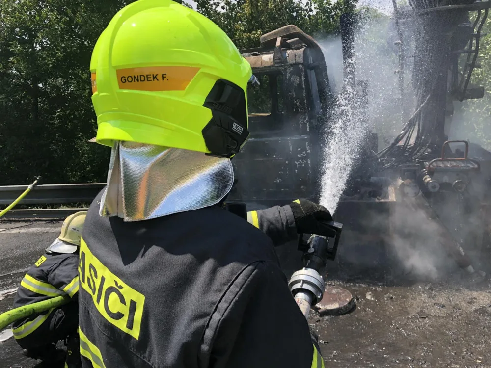 Motorka se čelně střetla s náklaďákem. Náklaďák začal hořet, motorkář zemřel