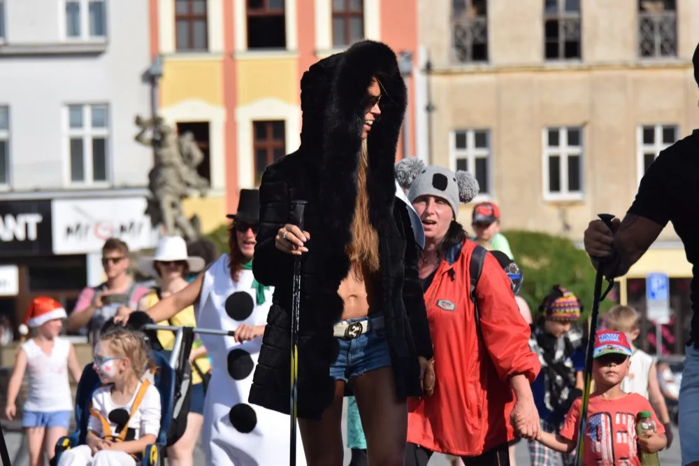 FOTOGALERIE: Centrem se prohnali lyžaři, bobaři i zimní Borati. Běžel se další ročník Půlvánočního běhu