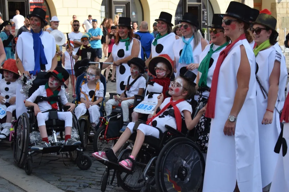 FOTOGALERIE: Centrem se prohnali lyžaři, bobaři i zimní Borati. Běžel se další ročník Půlvánočního běhu