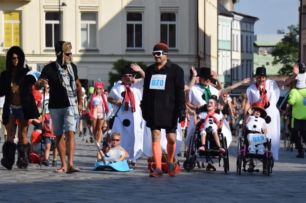FOTOGALERIE: Centrem se prohnali lyžaři, bobaři i zimní Borati. Běžel se další ročník Půlvánočního běhu