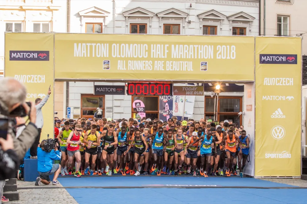 FOTOGALERIE: Každý z běžců je vítěz! Podívejte se na fotky ze včerejšího půlmaratonu