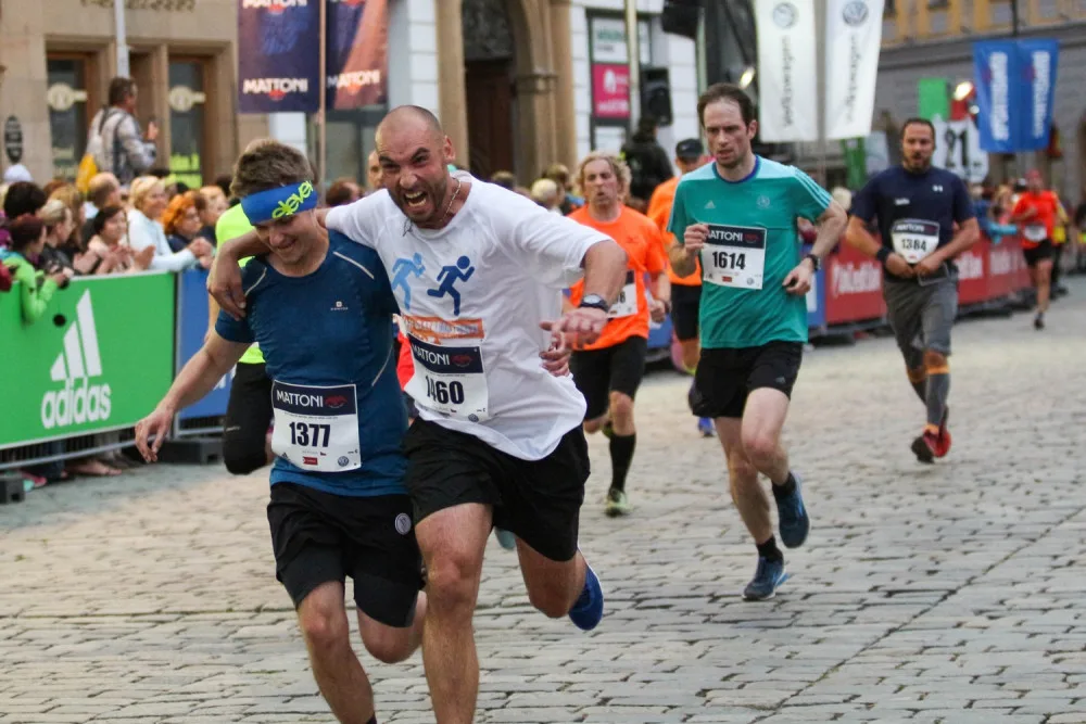 FOTOGALERIE: Každý z běžců je vítěz! Podívejte se na fotky ze včerejšího půlmaratonu