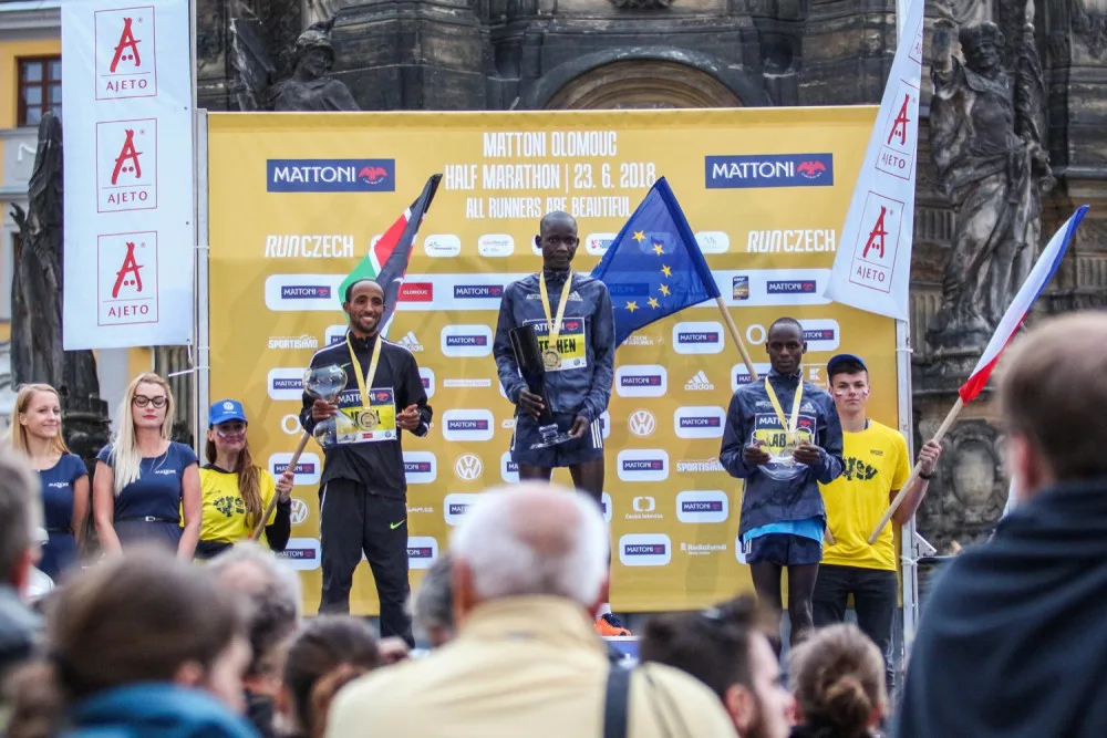FOTOGALERIE: Každý z běžců je vítěz! Podívejte se na fotky ze včerejšího půlmaratonu