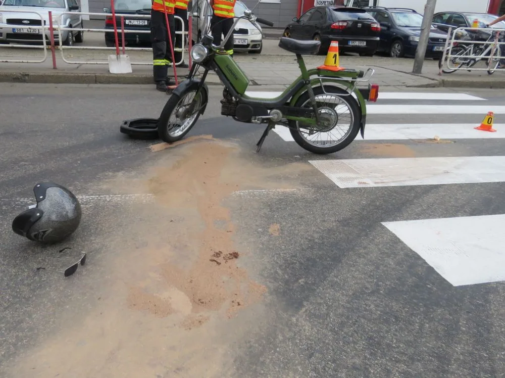 Řidič babety srazil třiašedesátiletou ženu na přechodu, oba skončili v nemocnici